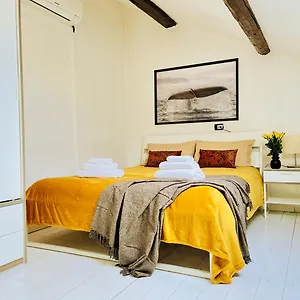 Cozy Loft In A Fashion District Of Italia